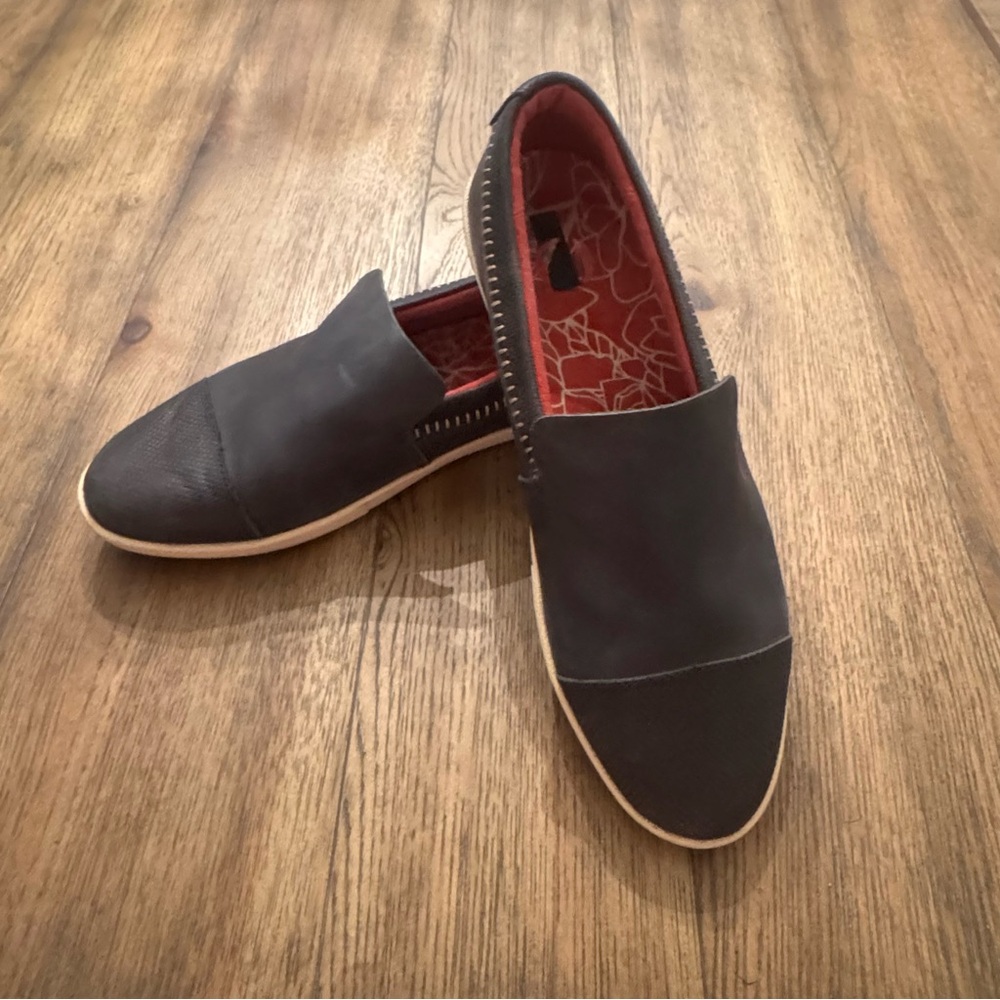 OluKai Black Dede Alohi Slip-On Flats Women's 10